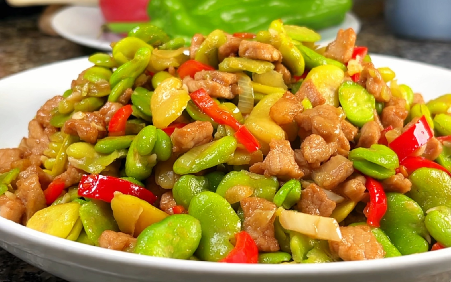 又到了吃蚕豆的季节,蚕豆配上点肉丁炒一炒,鲜香味美,特别下饭