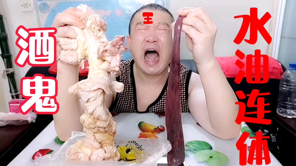 酒鬼18块买水油连体做下酒菜,吃的满嘴冒油,有吃有喝安逸