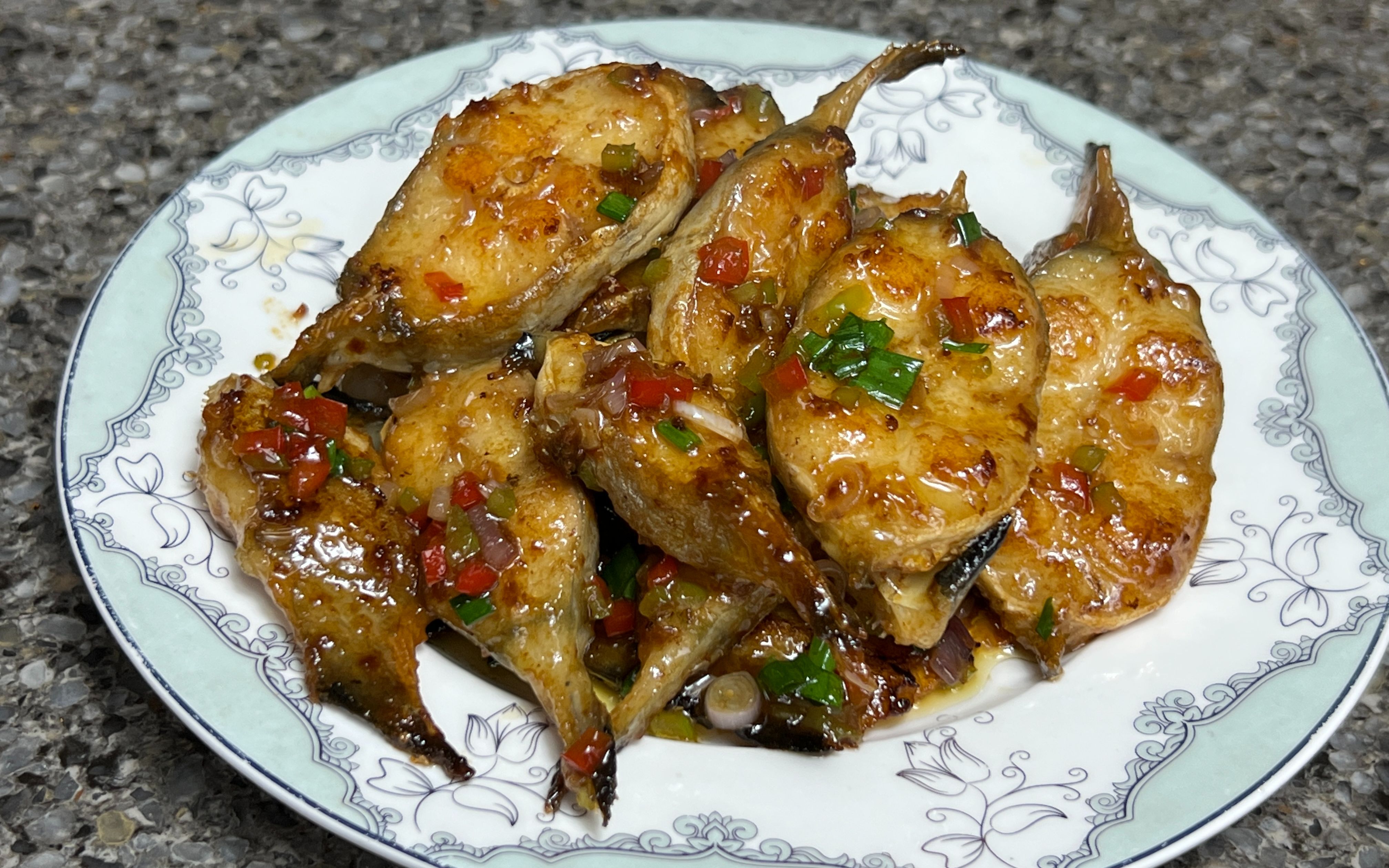 香煎鳗鱼的做法,出锅外香里嫩,做法简单,看着就好吃