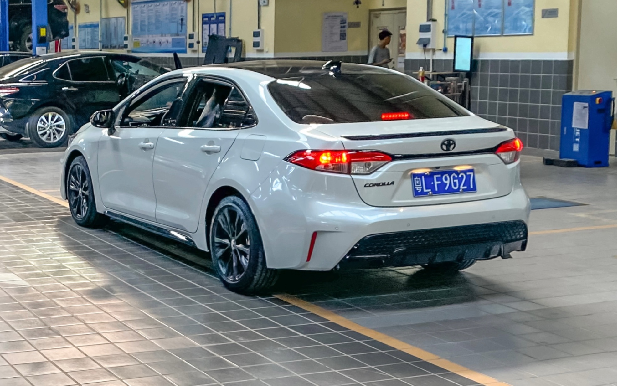 打算给雷凌尾翼贴个珍珠白膜