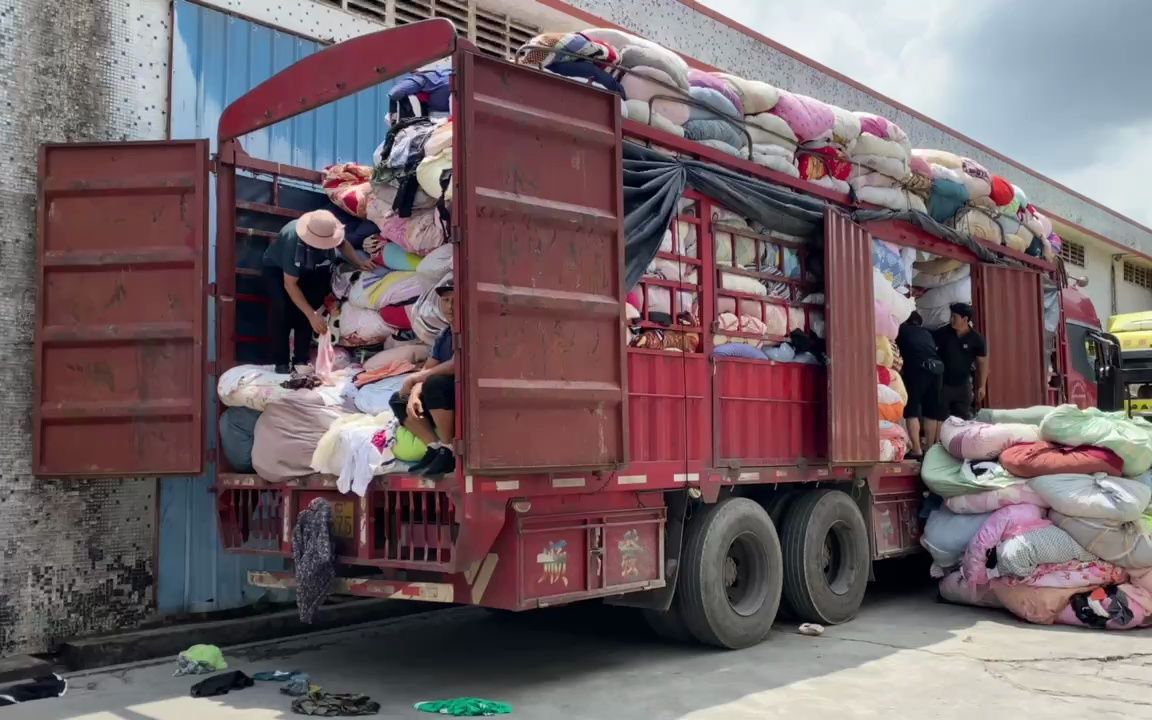 小绿人回收旧衣服回收广州十大旧衣服源头出口厂之一发货出口