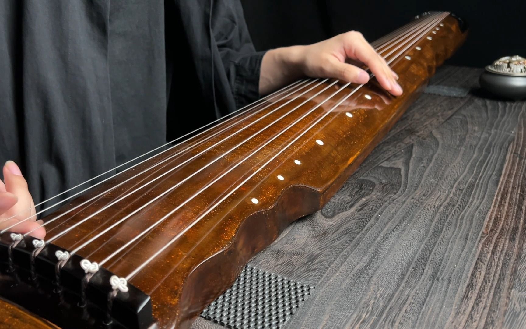 今天给大家介绍一款连珠式古琴