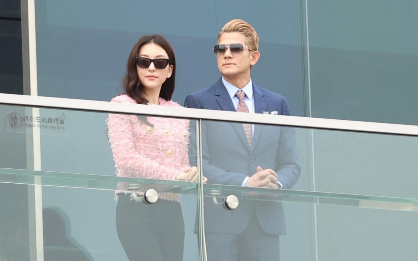 郭富城与太太方媛和女儿进场支持舞林密码赛马