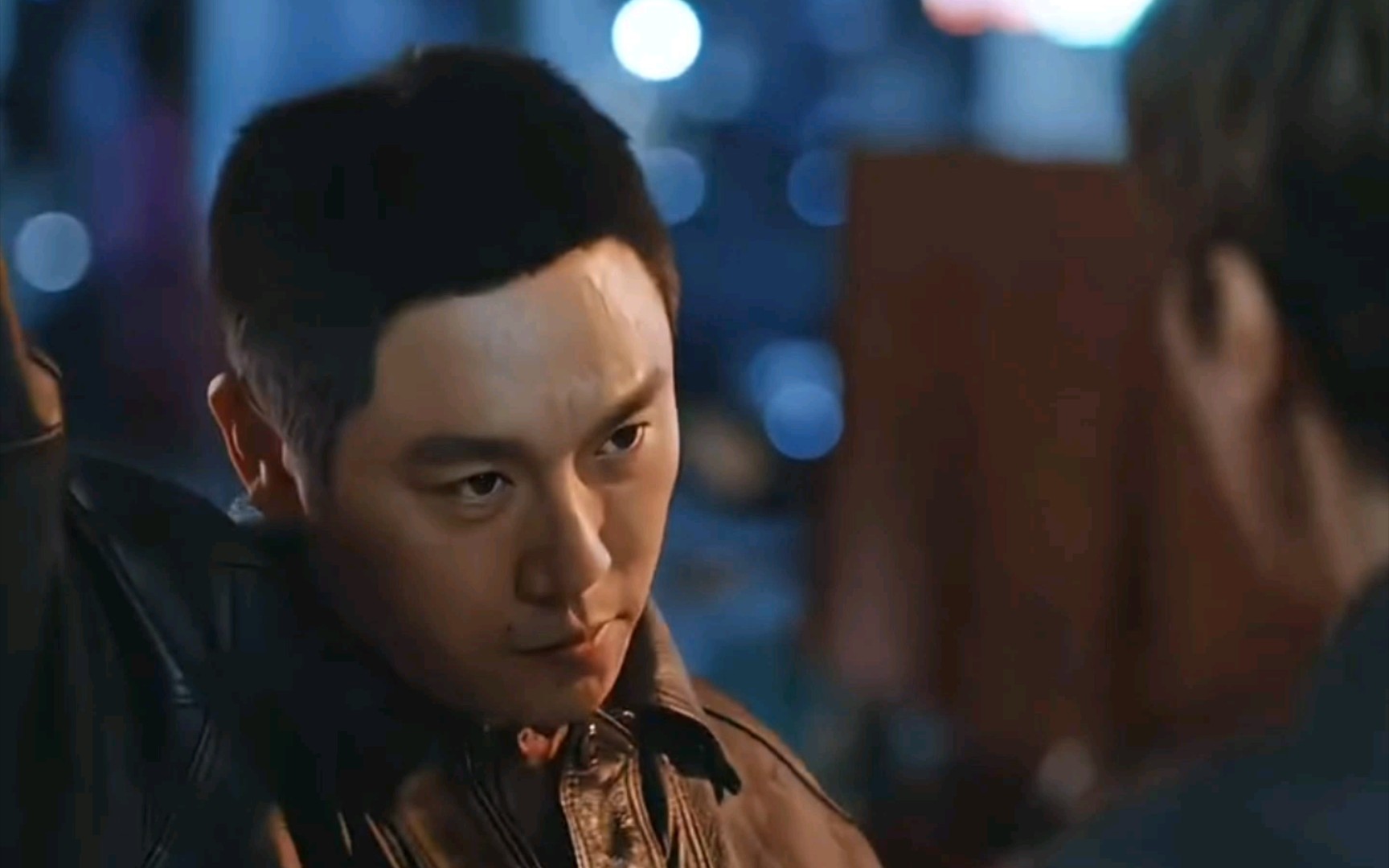 以前是刑警队长,现在是洗车的.