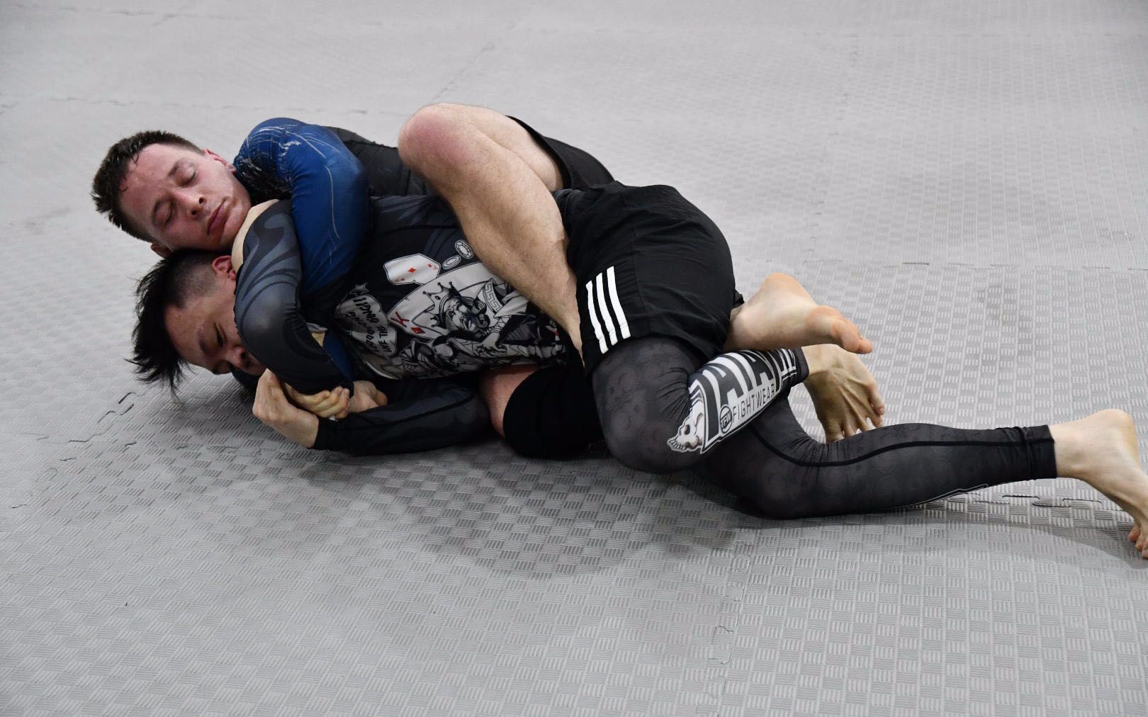 跟黑带大佬的两分钟nogi轻实战,被花式拿背裸绞