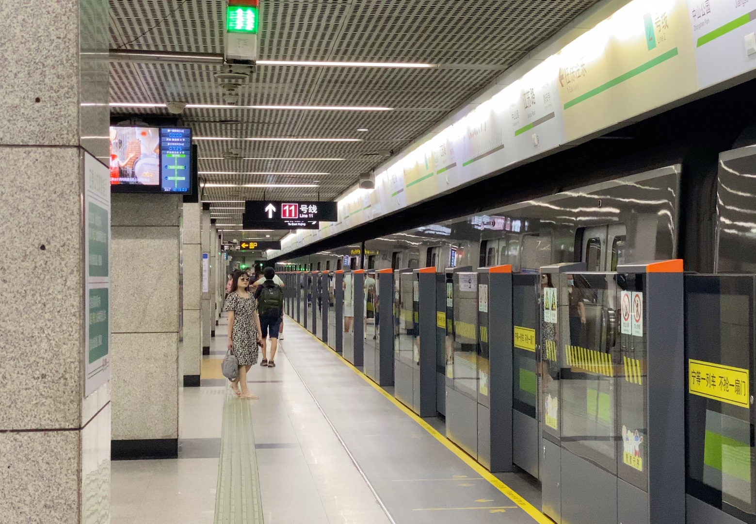 【上海地铁】2号线02a05型列车江苏路站出站