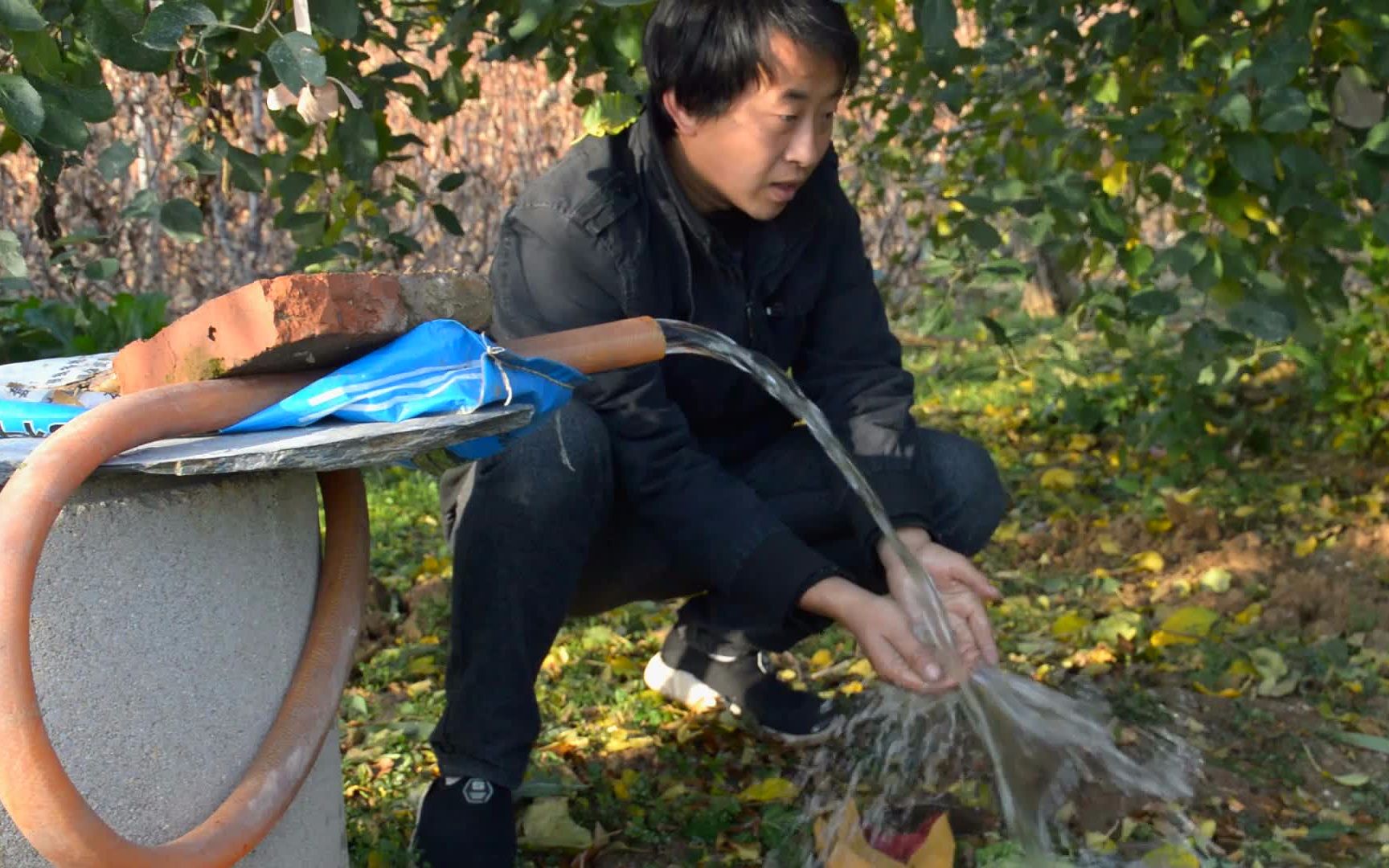 没有电的情况下看农村技术宅如何抽水的测试成功浇地不愁了