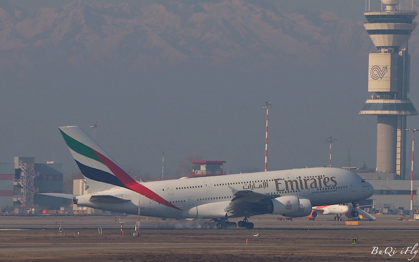 [665] emirates | airbus a380 降落米兰马尔彭萨国际机场