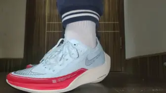 Download Video: NIKE vaporfly next%2 初上脚（1099 袜子是某宁的 实体店有售）