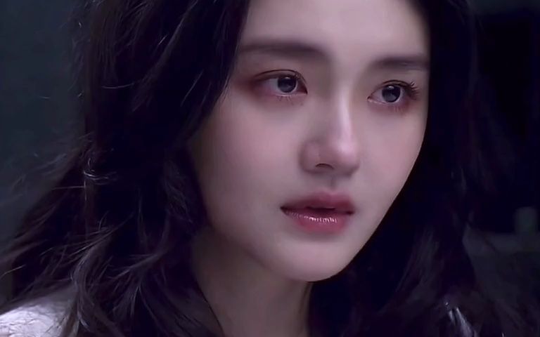 笑意不达眼底,琥珀色眸子,海藻般长发,虽然贫穷但是有一股贵气的尹夏