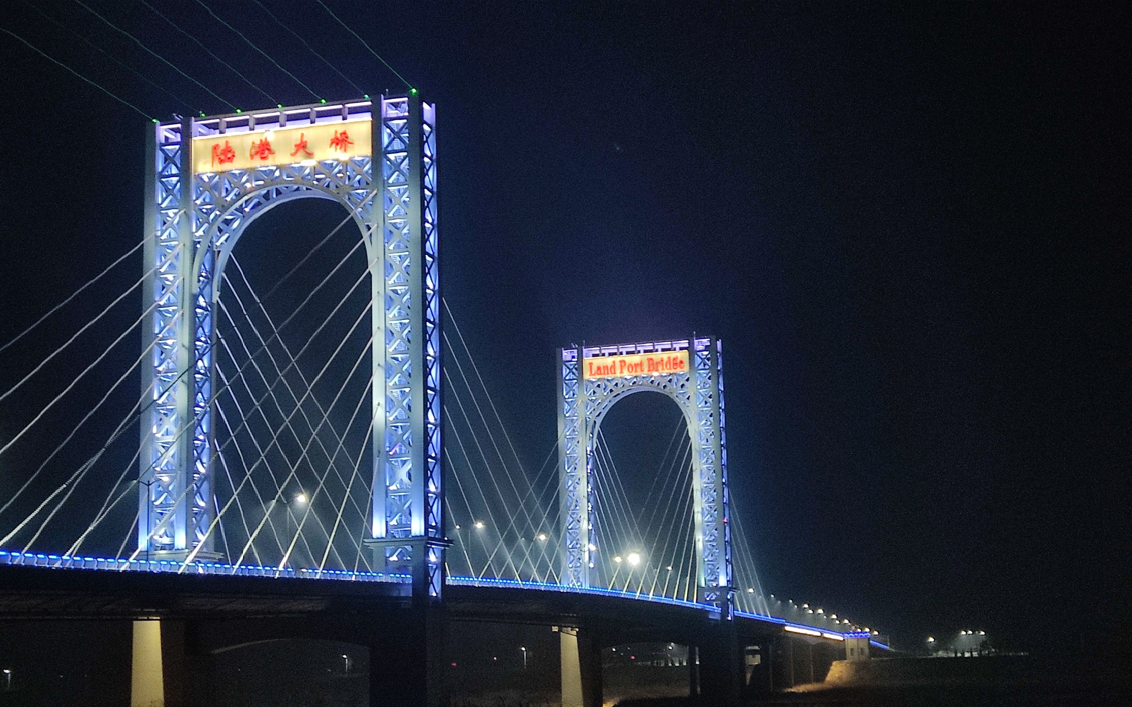 夜色中的寶雞陸港渭河大橋漂亮震撼