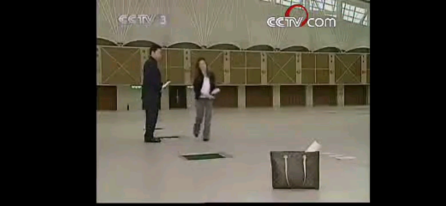 天地有情天霖为救淑婷被掉下来的东西砸伤