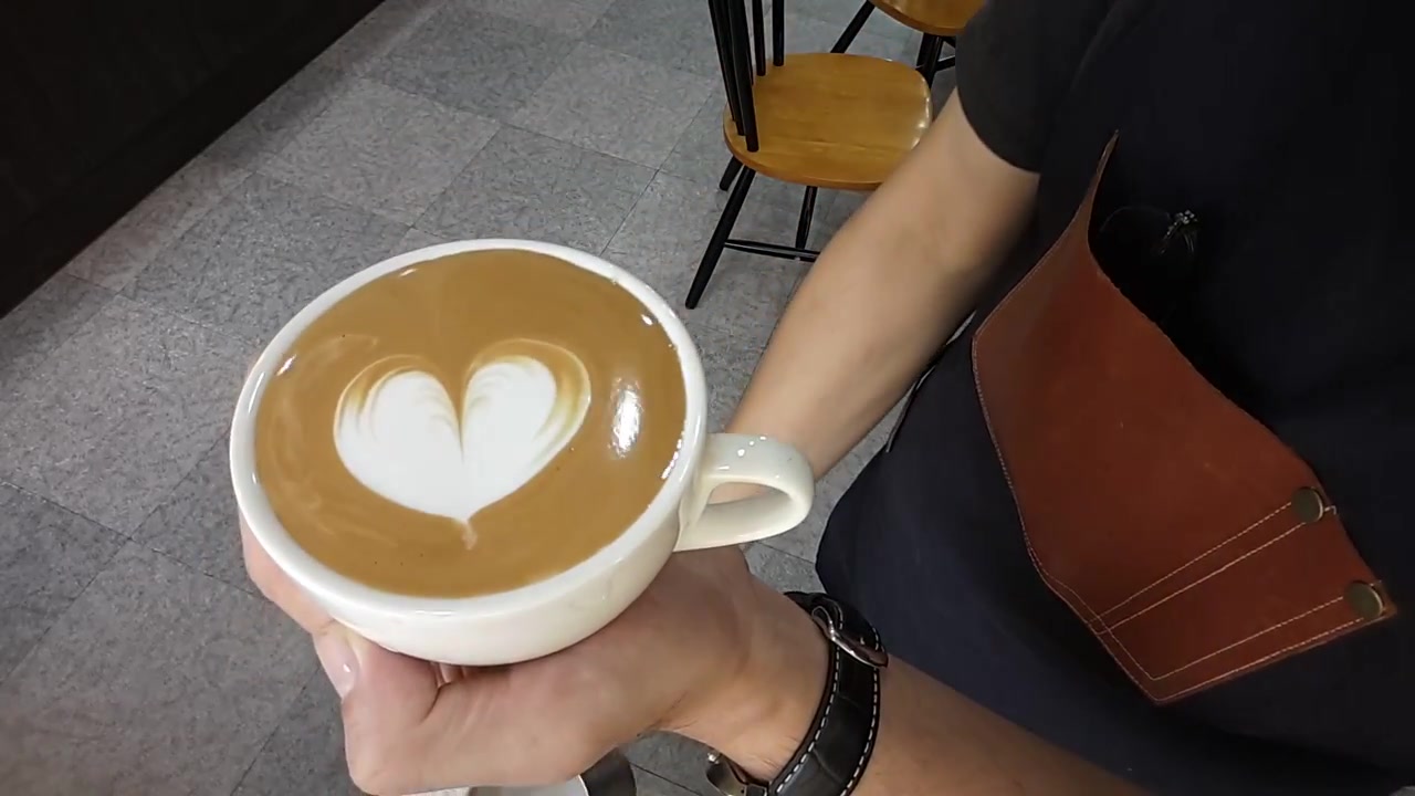每位咖啡师学咖啡拉花的第一课,教你如何拉出一个好看的桃心