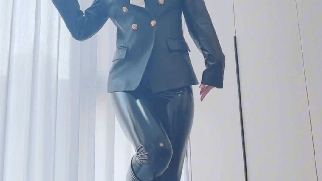 小虾米皮衣皮裤皮靴穿搭