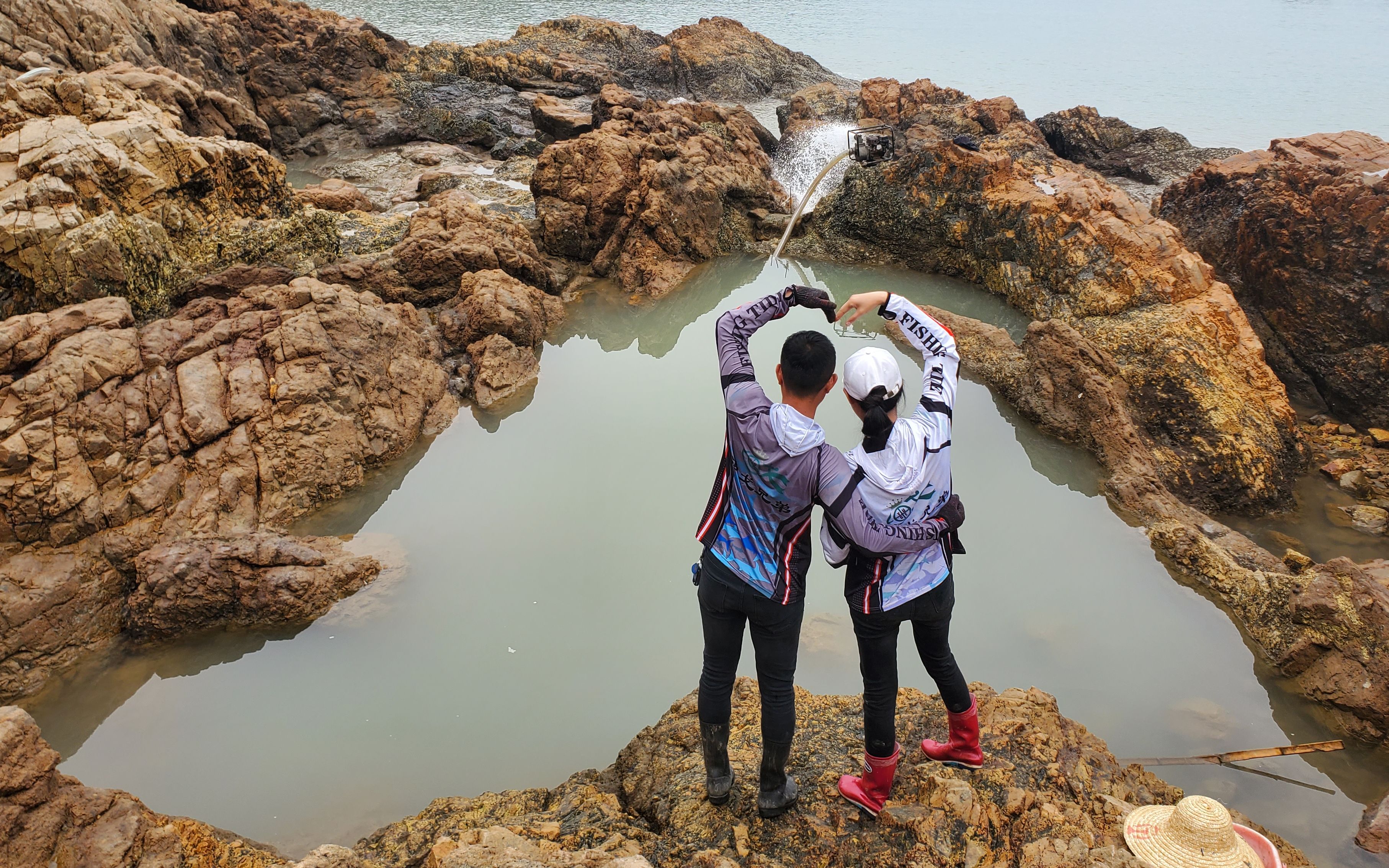 心形大水坑抓获一对恋爱中的值钱大货,小明连忙向村花炫耀,村花:这是
