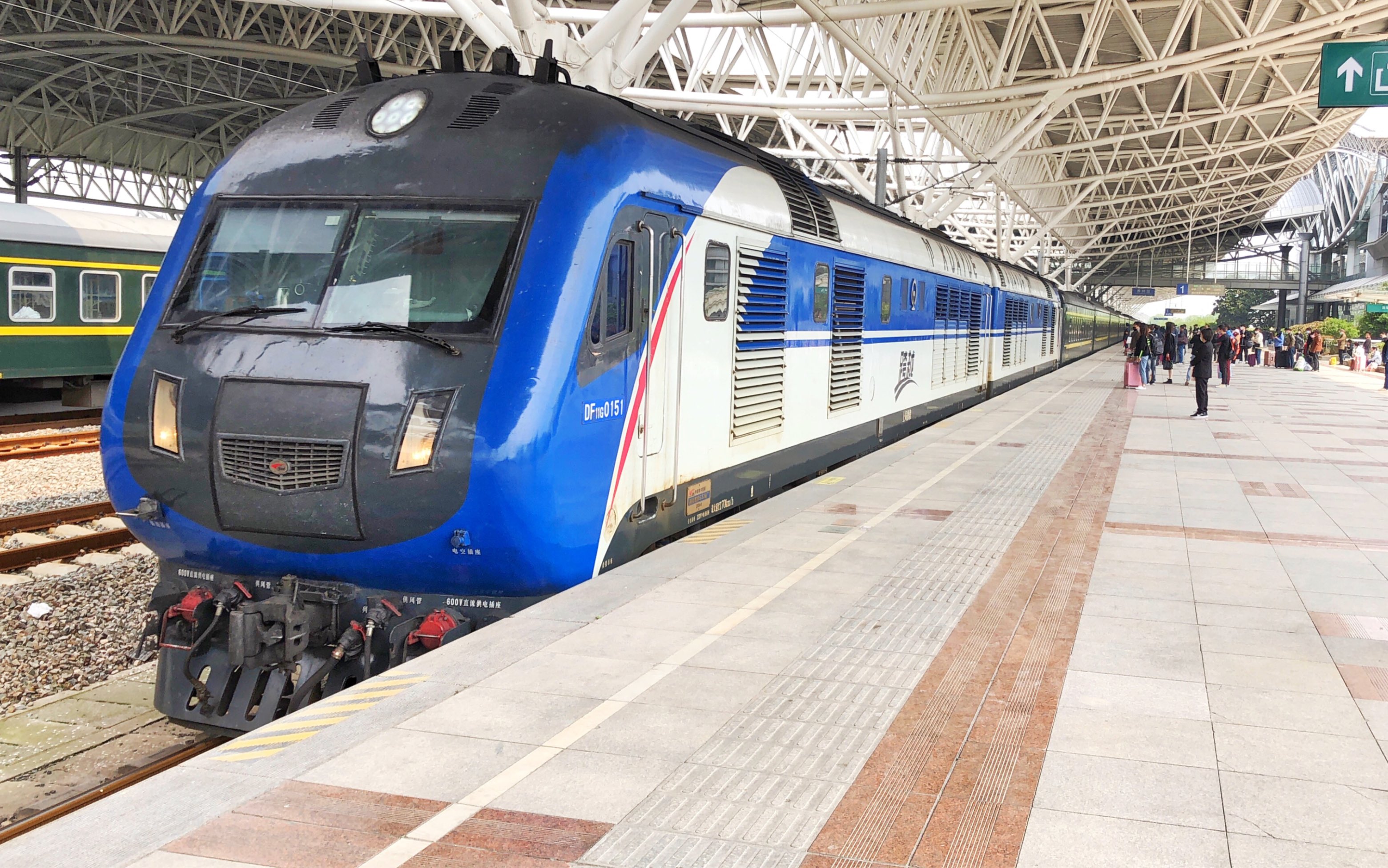 df11g 0151/2 牵引k94次南通-深圳东 泰州站进站(跨越字样未涂抹)