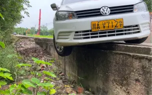 Télécharger la video: 汽车行驶中不小心车轮掉下路坎，轮子悬空失去抓地力，在不找救援的情况下，老司机教你一个人如何快速自救 #危险动作请勿模仿