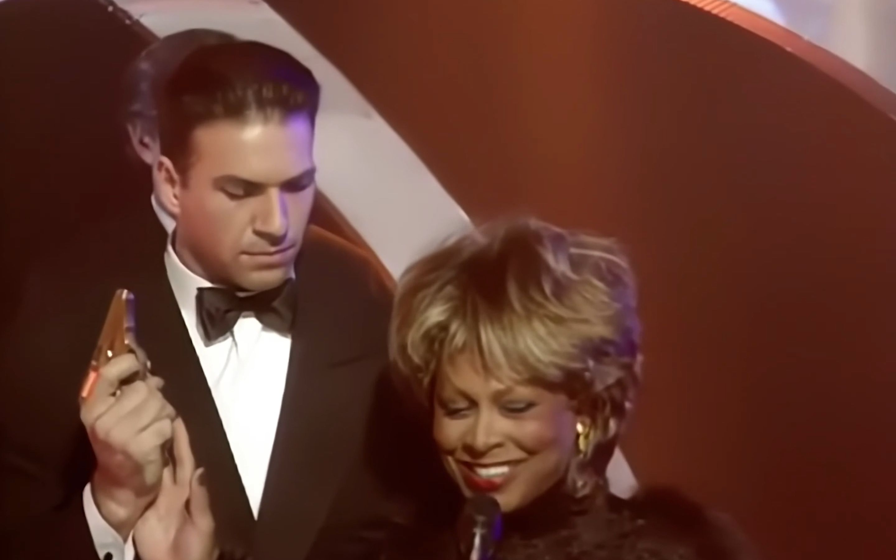 [图]4K Tina Turner - Goldeneye Live TOTP 1995