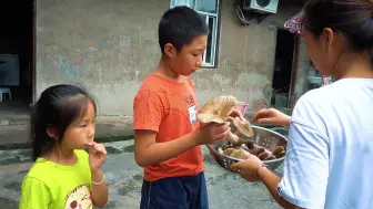 下载视频: 包立春在树林发现一堆野生菌，搭配肉片一起煮，汤鲜味美，吃爽了