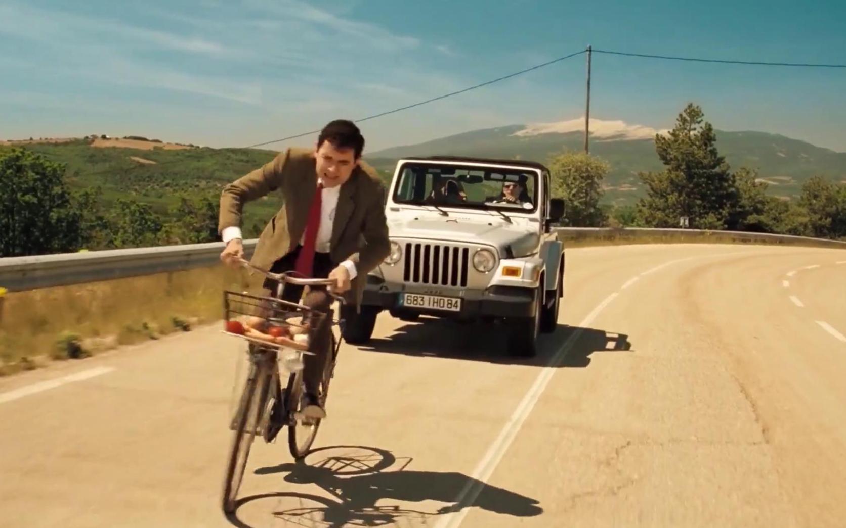 憨豆骑老式自行车飙车,在众人面前独领风骚,太搞笑了