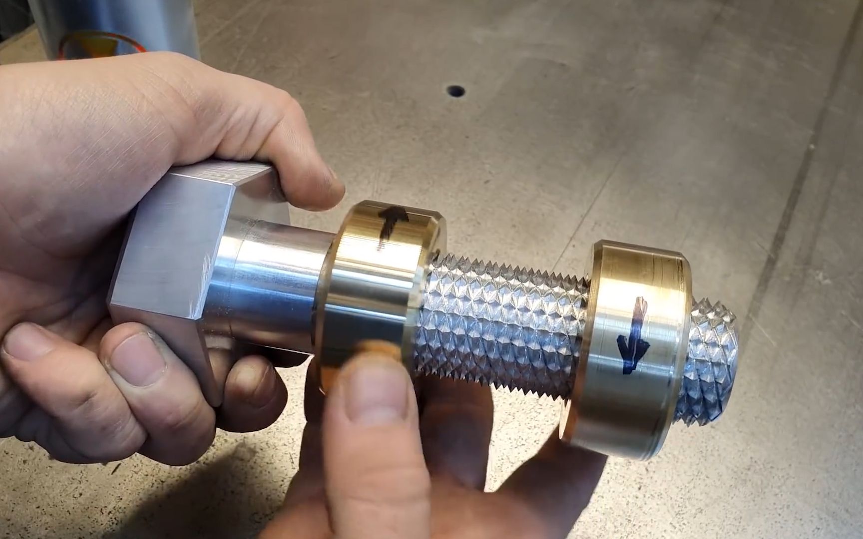 不可思议的双向螺栓,左右拧一下就永不松动,原理是什么