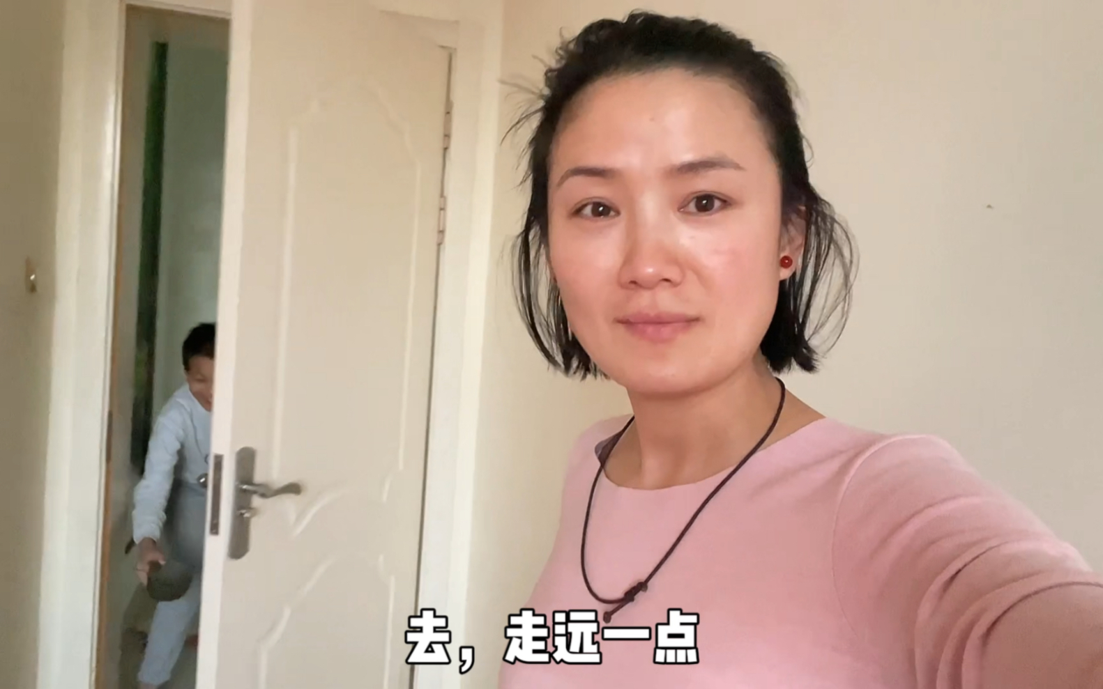 [图]被儿子怀疑是小阳人，立马把妈妈关进小黑屋，这儿子真是没白养