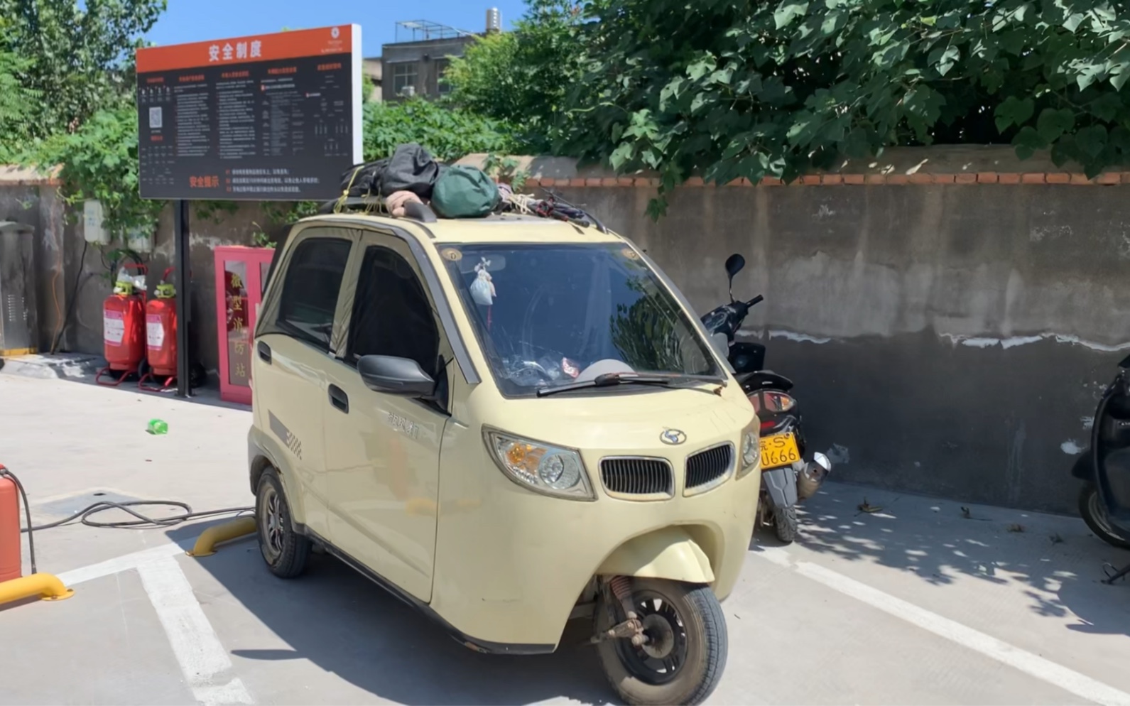 开个小三轮穷游 遭遇炎暑高温 每天喝水就要花20 这费用也太高了