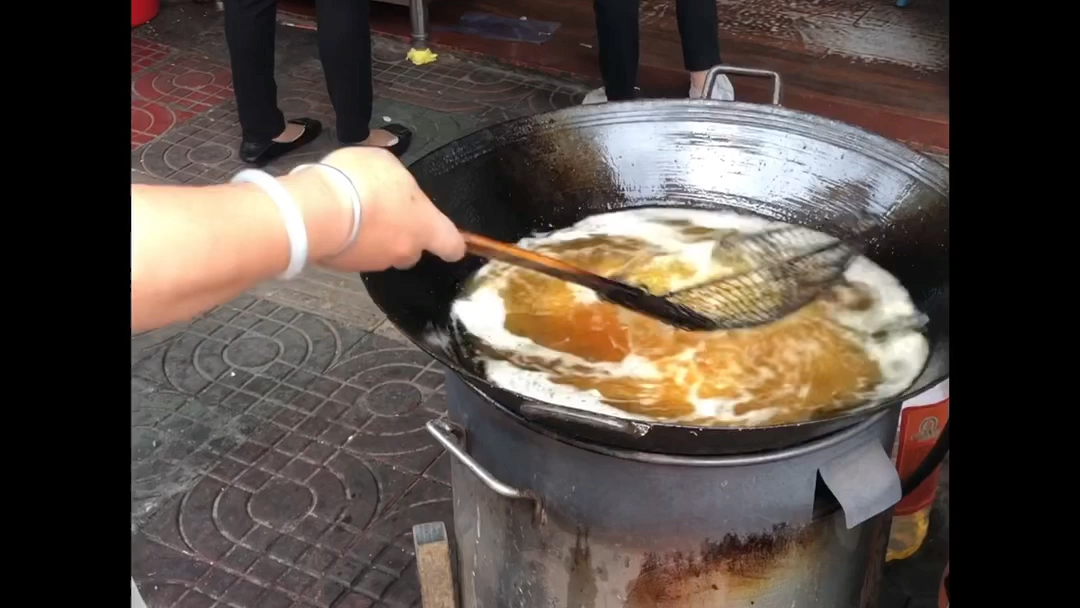 [图]江门新会地道纯手工传统美食#大泽糍仔 （炸汤圆，🈶咸与甜选择）传统接地气小店，紧挨传统老街🎥口感弹糯不腻，只有清明时节才有🌈食材特别