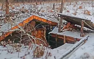 Download Video: 大雪飘零的冬天就要到了，生活在深山荒野中，找到一处合适的位置，自建一座温暖地下房避寒，太棒了