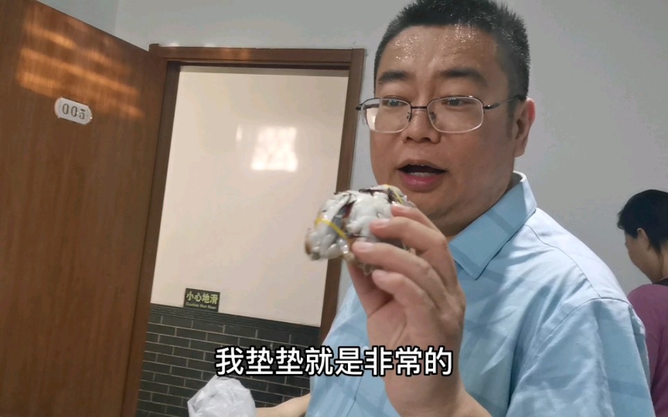 [图]羊口朋友宴请老于吃鸡，顺带几个咸螃蟹，掰一个品尝美味下酒佳肴