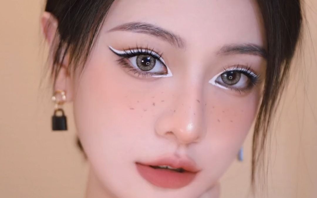 白色眼线 #白色眼线妆容 #白色眼线笔画法 一条画完变身辣妹的眼线