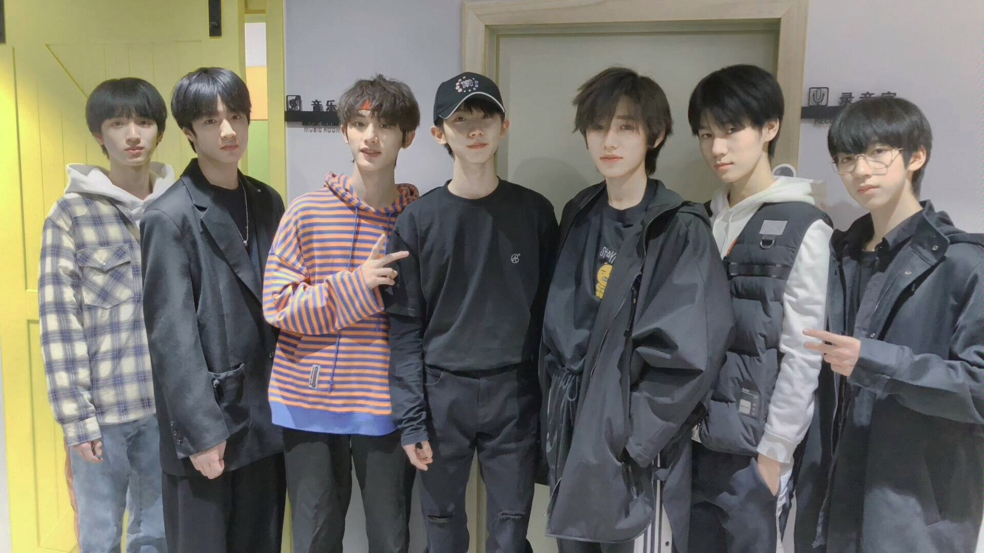 【时代少年团】当代未成年男团为何镜头前差别如此之大,究竟是人性的