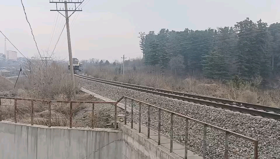 通过浑白线182公里处,去砬子河站方向本务机车沈局吉段df110201wx25t