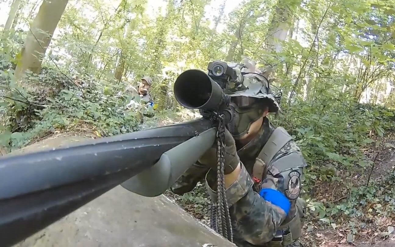 真人cs,这狙击手眼神是真犀利,藏得这么隐蔽都能看到_哔哩哔哩 (゜-゜