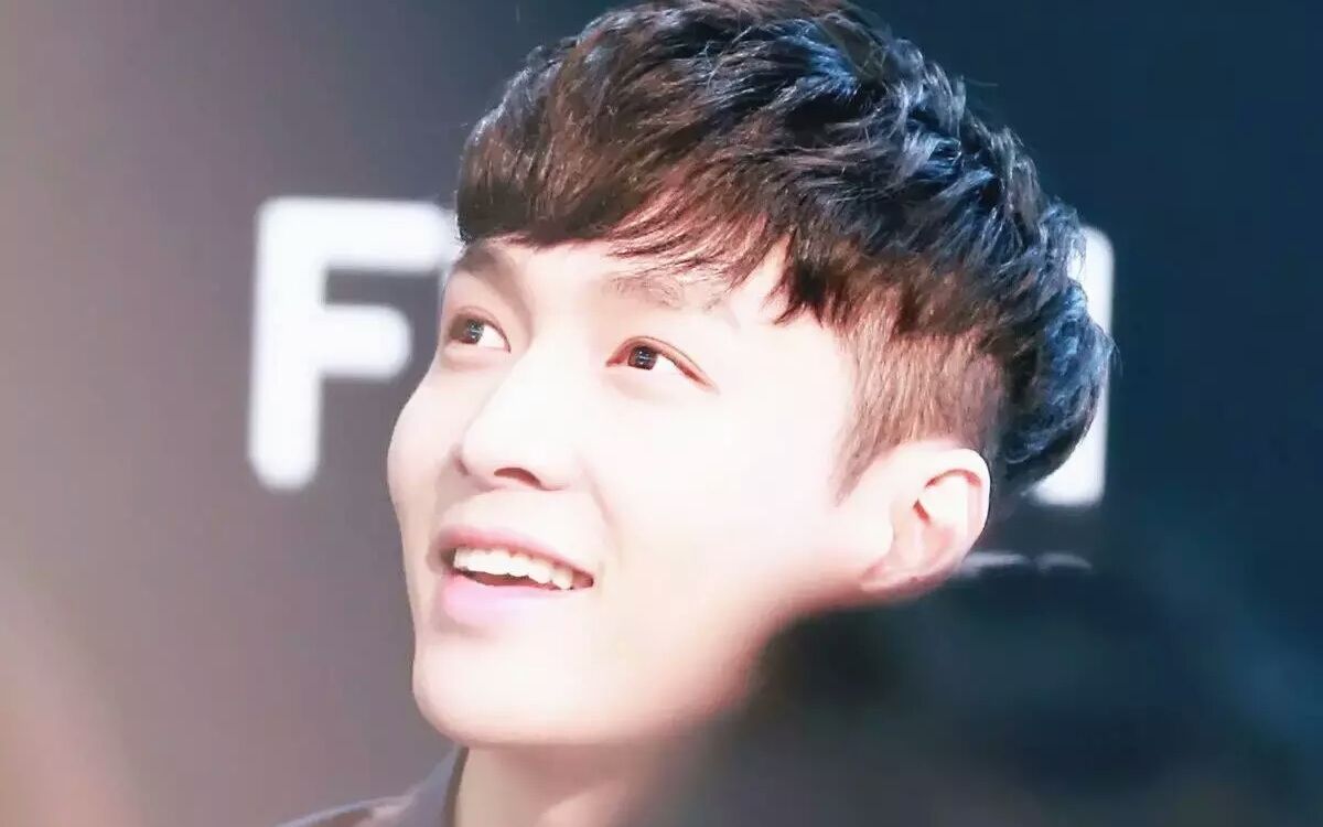 喜欢抬头纹酒窝小哥哥