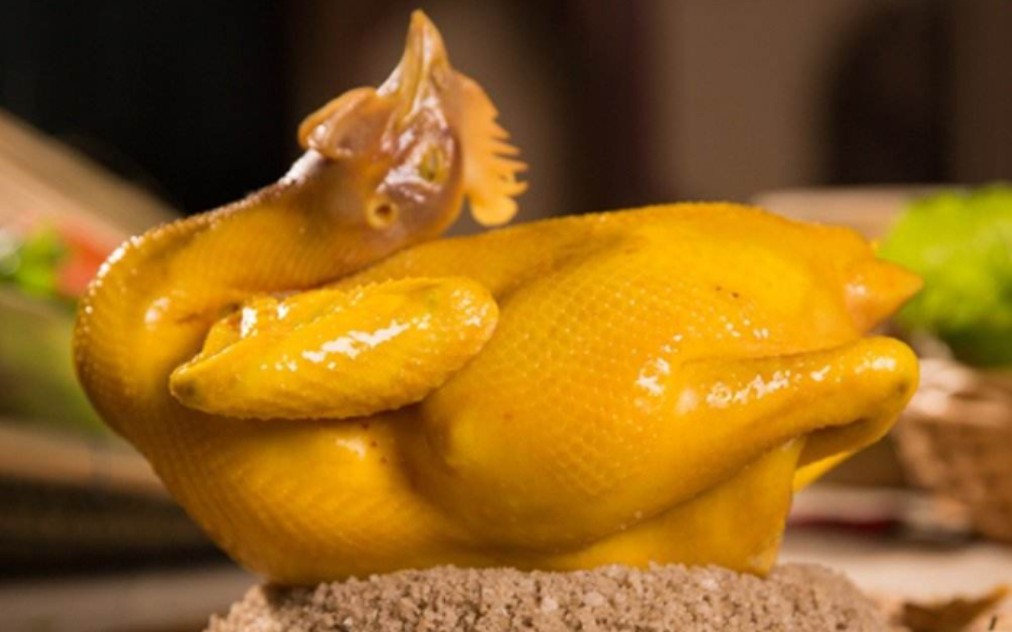 【荷叶盐焗鸡】小伙在家做荷叶盐焗鸡,咸鲜味美简单又好吃,学会了在家