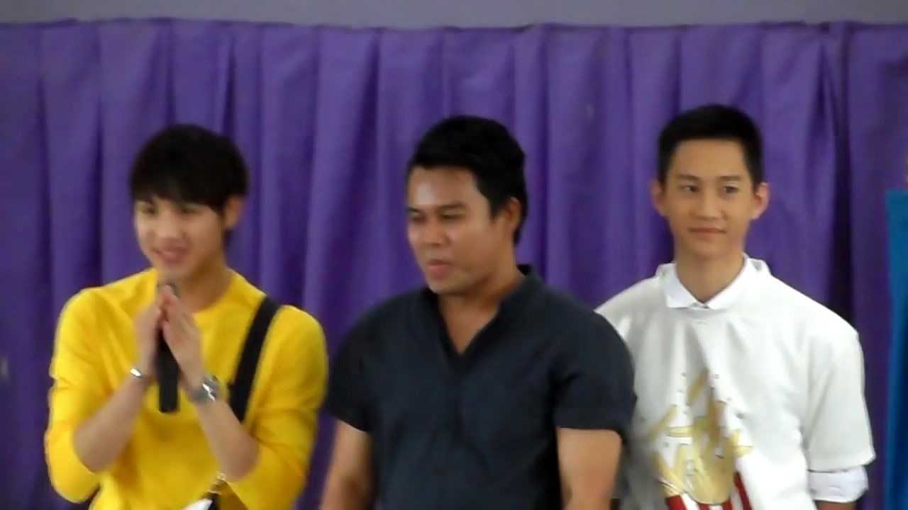 [图]20141217 LoveSick เล่นเกมส์โยนกระป๋องแป้ง (โฟกัสไวท์กัปตัน) #LSCharity2014 (1)