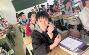 下载视频: 第一排的男生都挺帅的，老师是看颜值排座位的吗