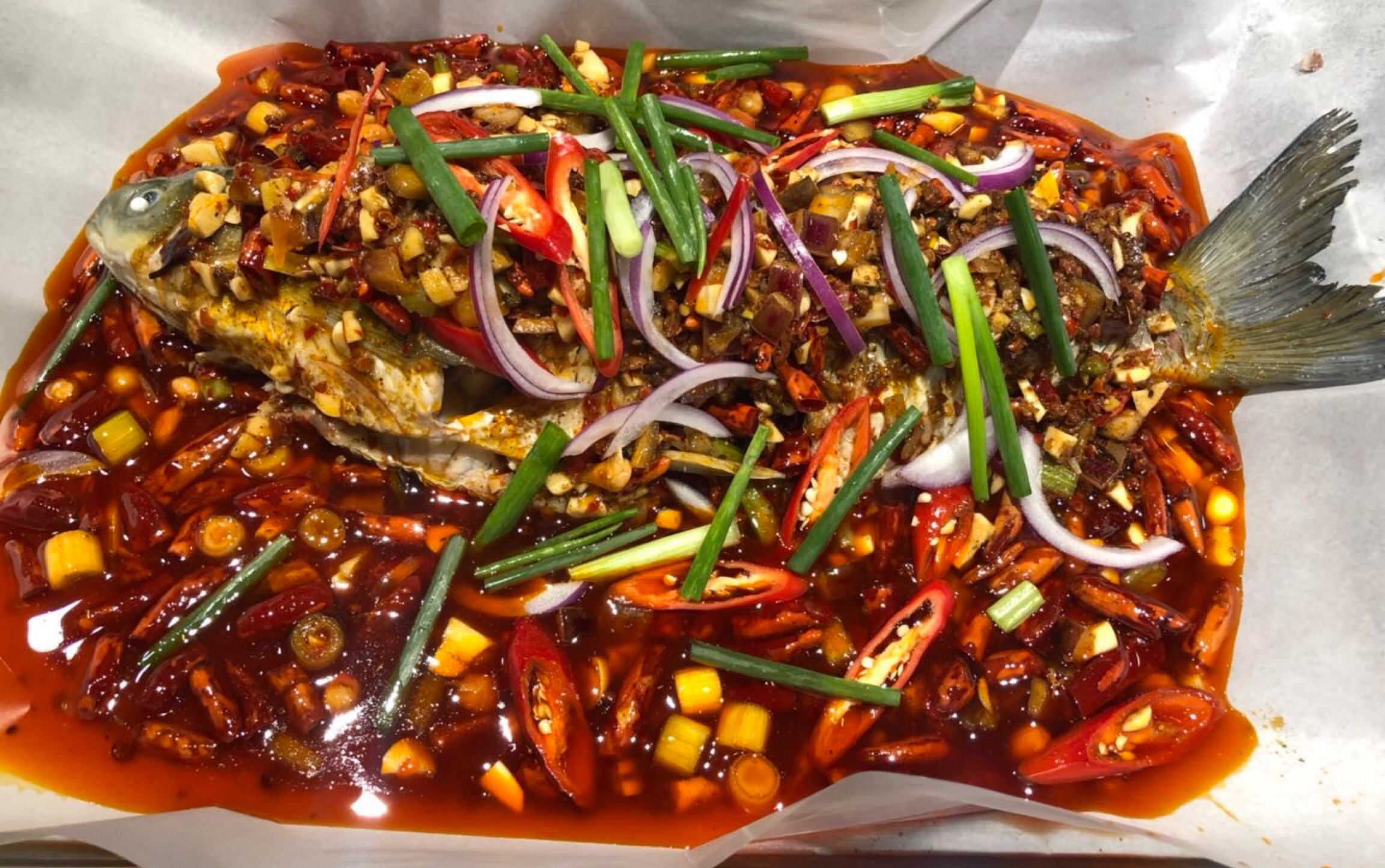 香辣纸包鱼配方:花生米15克,大葱丁40克,胡椒粉1