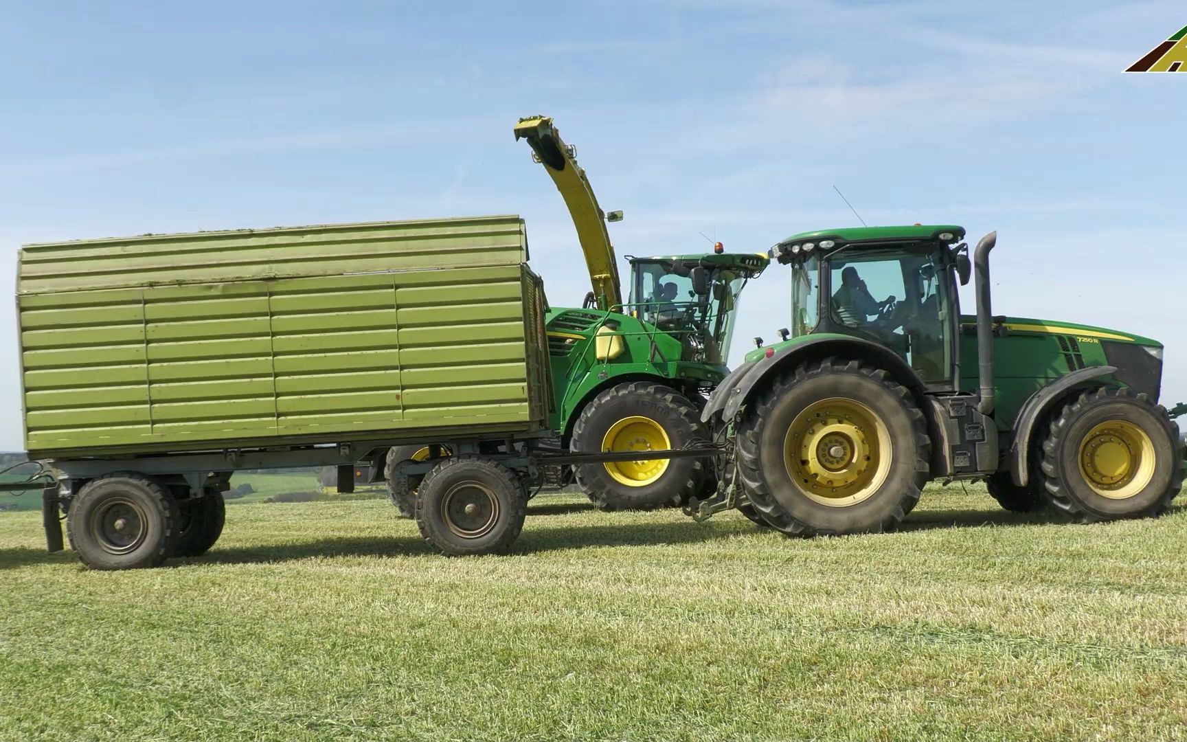 年为奶牛提供大规模的绿色黑麦收割饲料 约翰迪尔牧草收割机和拖拉机
