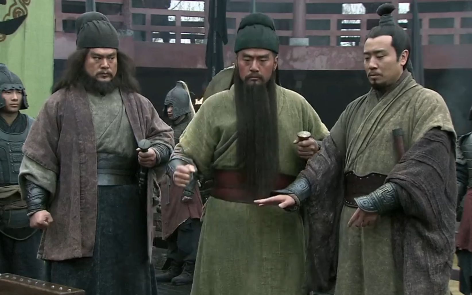 影视:18路诸侯讨伐董卓,首战失利了,关羽本想出战却被刘备拦住