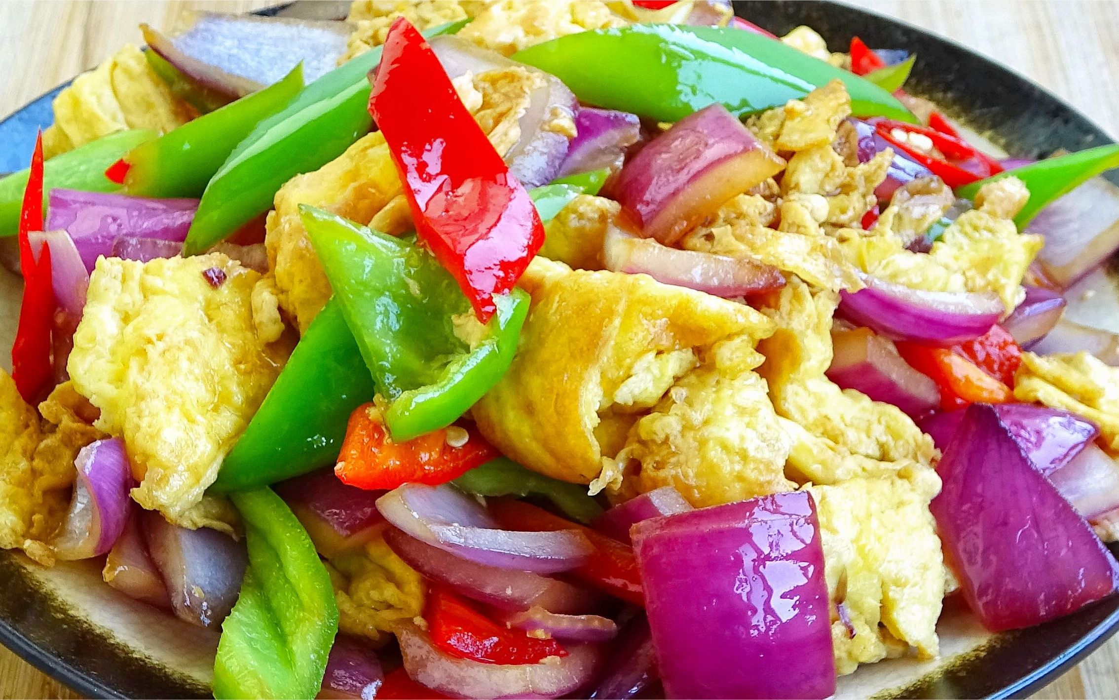 洋葱炒蛋到底怎么做才更好吃?下锅顺序很重要,好多人都做错了