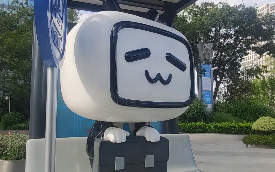 大热天路上偶遇b站大电视机,电视机先生这是等车赶着去上班嘛~这可是