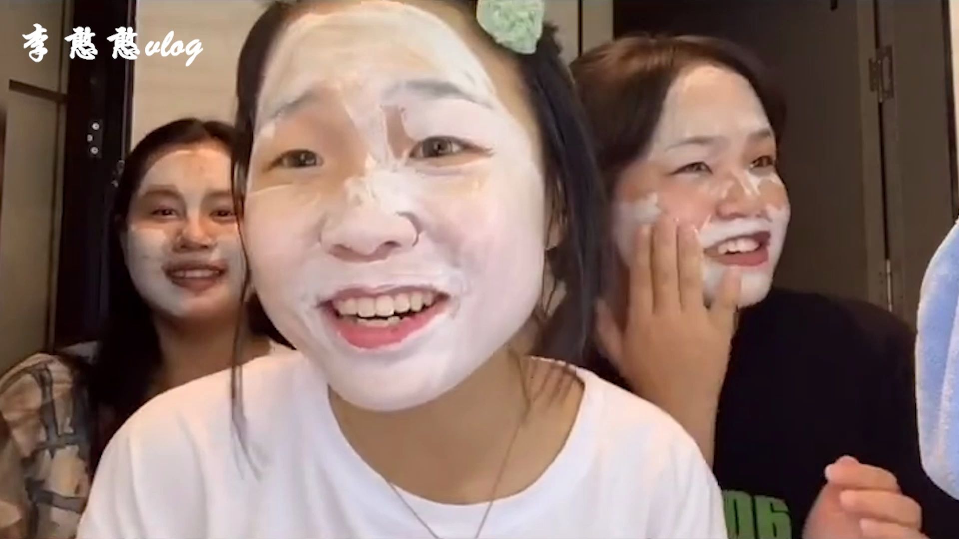 李憨憨vlog:和闺蜜一块吃完饭,竟然有人请我喝星巴克!