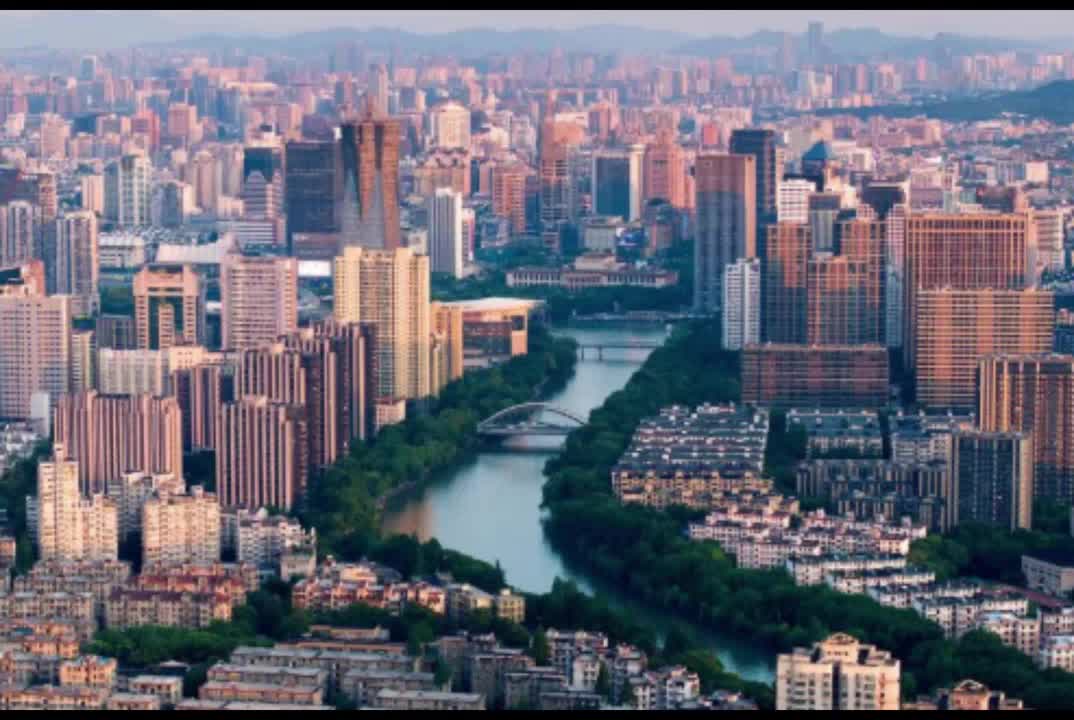 湖面映月泛起银色波光：果园