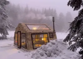 Скачать видео: 夫妻二人靠着顶热帐篷，不惧暴风雪在荒野露营，比住在家里还暖和