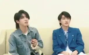 Tải video: 华晨宇：KTV我一般都点TFBOYS的歌 宋亚轩：居然不是时代少年团 华晨宇：怎么着？你是对你的师兄们有意见吗？ 宋亚轩：没有没有，一起点（KTV点什么歌？）花