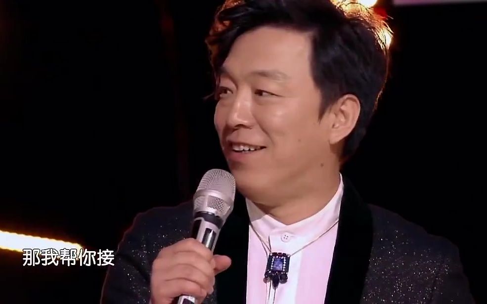 黄渤何炅同台锦集,俩名嘴交谈甚是精彩,王菲:你们是在说相声?