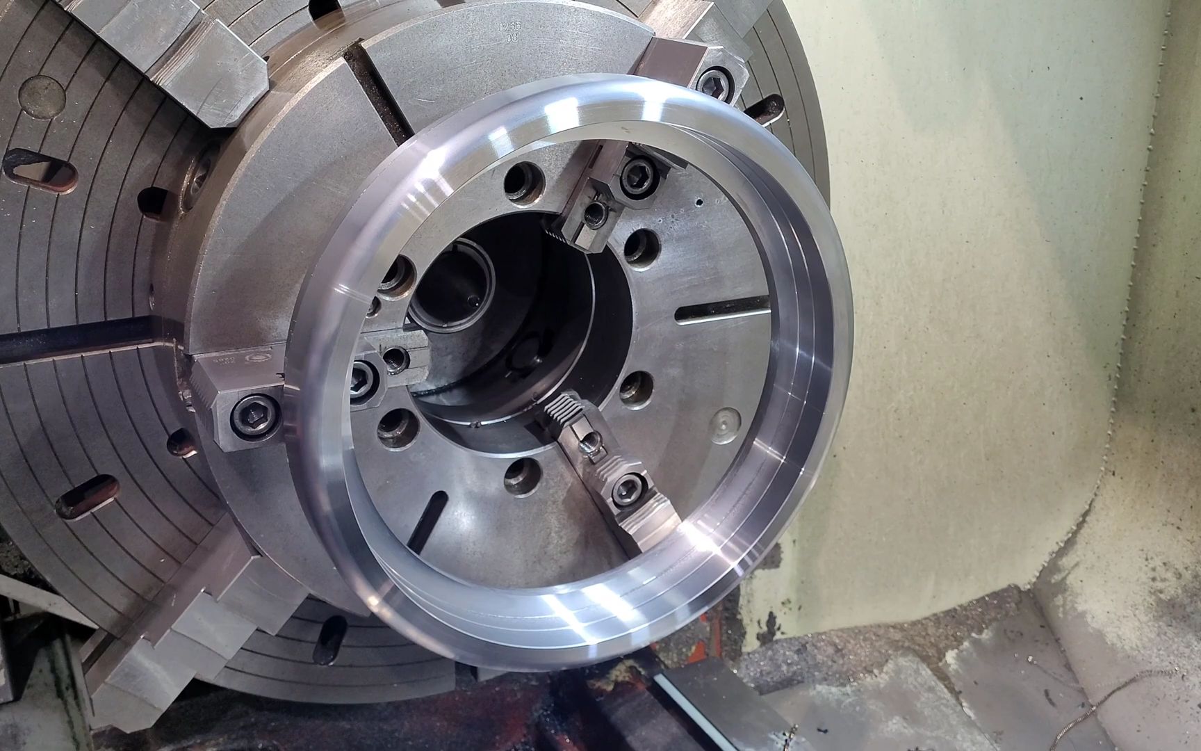 轴承座闭合线圈架cnc加工的外侧轴承