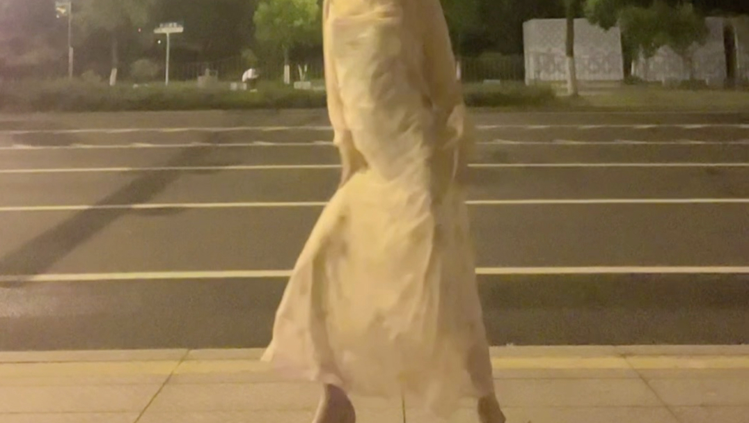 穿长裙跳舞真的很难哎(♯｀∧´)